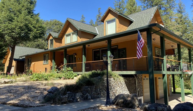 Fishing, Hiking, and Family Friendly Creekside Mountain Retreat