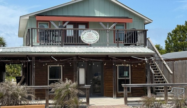 Floridan Lodge.2 Bedroom/1 Bath Apartment in the center of the island!