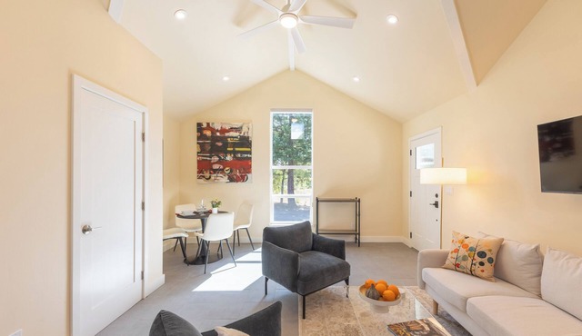 Fully furnished ADU farmhouse in fabulous Healdsburg all utilities included