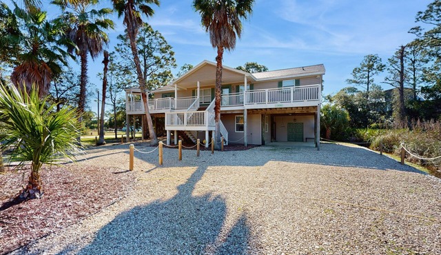 Gorgeous coastal home with full kitchen, close to beach