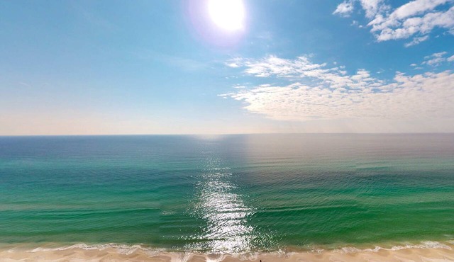 Gulf-front 21st-floor condo with hot tub, pool, tennis, gym, balcony, beach view