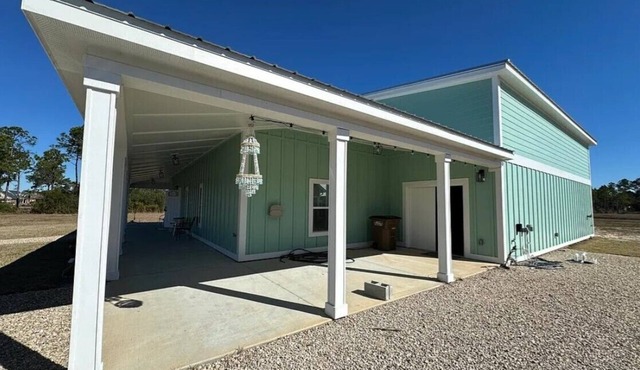 Hangar Hideaway - Stay at a grass runway