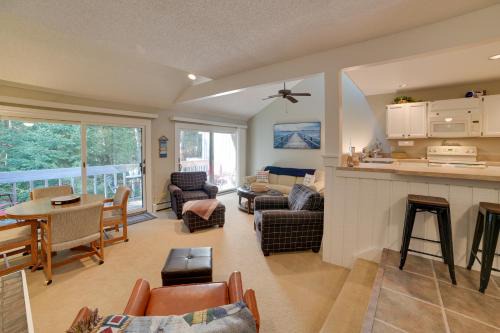 Harbor Springs Condo w/Fireplace Near Skiing!