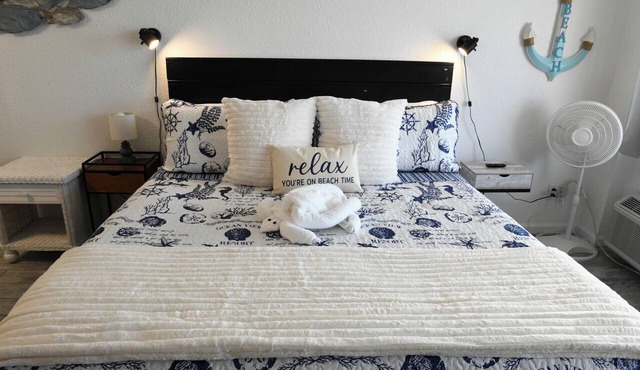HBR 618 Elegant Studio with ocean and splash park views.
