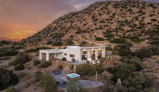Heaven's View Pioneertown Luxury, Spa, Views!