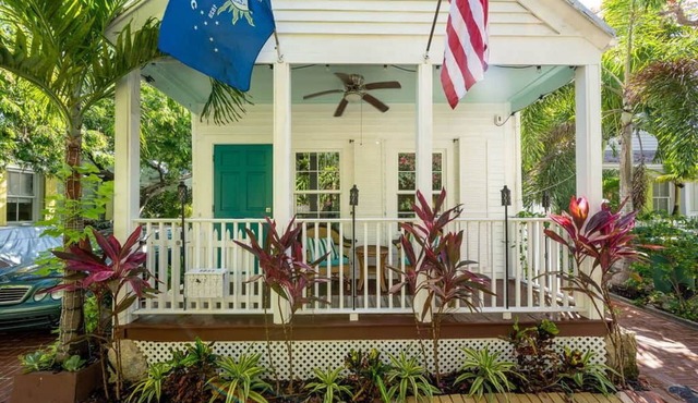 Hemmingway's Paradise! Walk or bike to all that Old town Key West has to offer