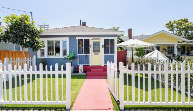 Hillcrest Hideaway one block from downtown action, dog friendly w/private yard