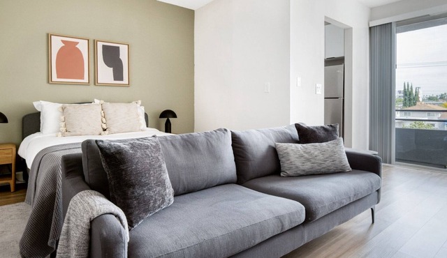 Hip Hollywood Studio w/ BBQ, Pool & Gym, nr Melrose shops, by Blueground