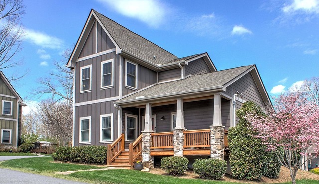 Home Near Biltmore Estate | Pet-Friendly 3BR (30-Night Minimum + Year-Long Lease Option)