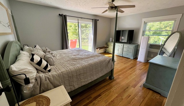 Home north of Suttons Bay. Game room, arcade games, Grill, Fire pit. Dog ok