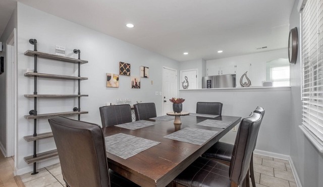 *HOT TUB in UPTOWN + FREE parking | FUN | NEW*