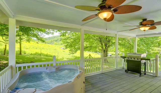 Hot Tub & Mtn Views: Marshall Cottage!