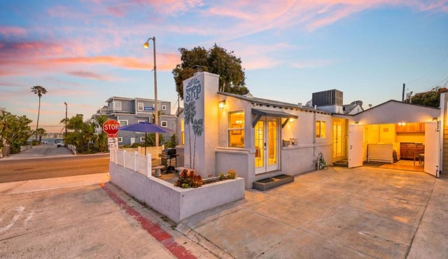 Iconic Cottage, Steps to Beach and Ocean, AC, Parking