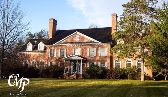 Incredible Estate: Pool, Pond, Gym, Arcade, Trails & more: Perfect Summer Vacate