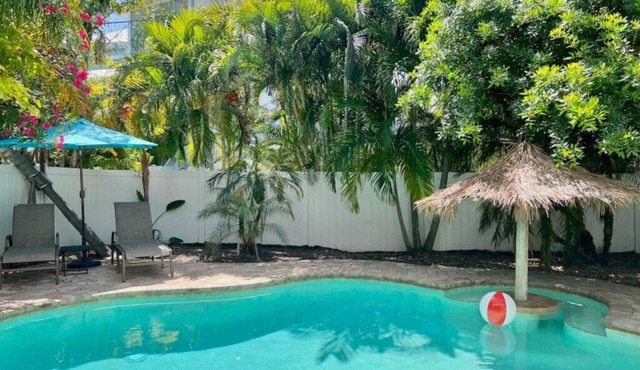 Island Vibe 1: Close to Beach with Private Heated Pool