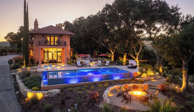 Italian Villa w/Spectacular Views, Infinity Pool, Hot Tub & Gourmet Kitchen.