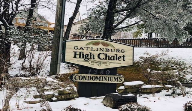 June Stay 3 Nights Get 4th Night FREE! Mountain Top Studio with Smoky Mtn Views!