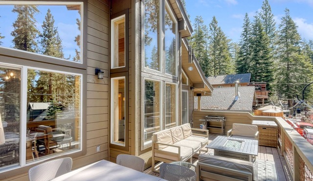 Lake Views, Hot Tub, Walk to Beach!