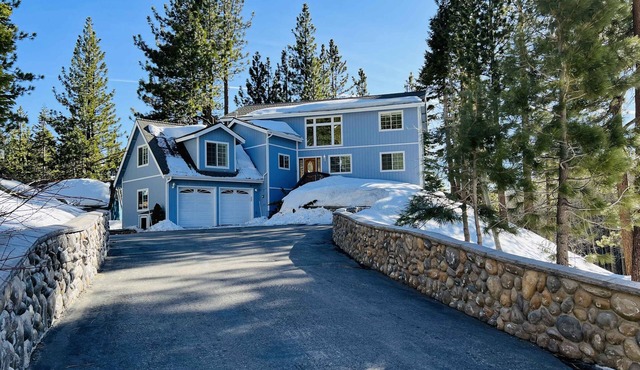 Large home among the treetops near Heavenly with hot tub & great deck
