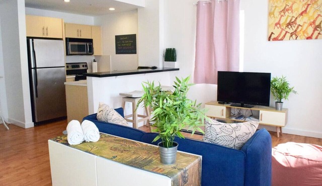 Light-Filled Apt| Steps to Beach Convention Center