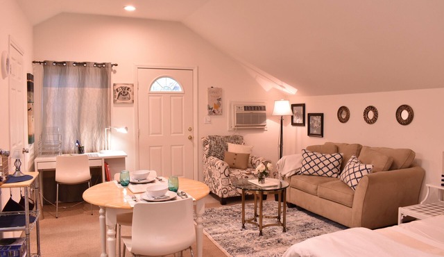 Lite & Airy Sherman Oaks Studio w/garden, close to Universal Studios.
