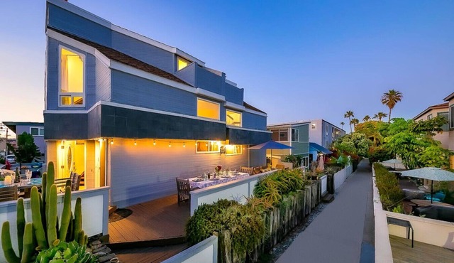 Location Location! Steps to beach, parking