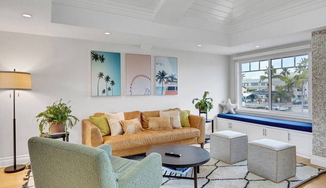 LUX Newport Stunning home Step to the Sand, PIER!