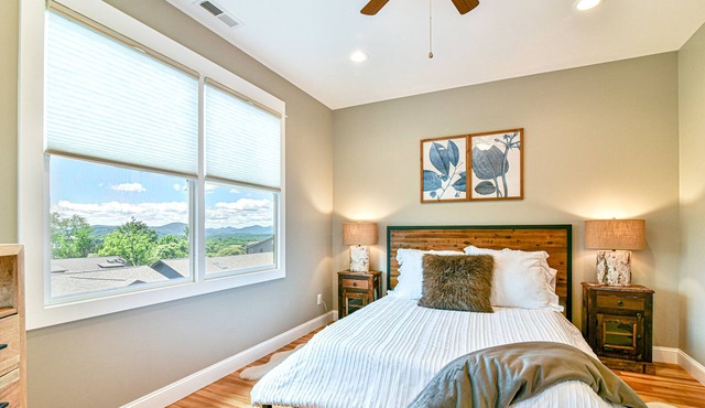 Luxe Mountain-View Townhome Retreat
