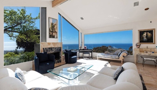 Luxe Sunset Villa w/Oceanview, Pool & Hot Tub, Terrace & Art Studio in La Jolla