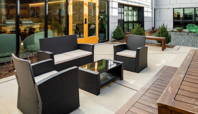 Luxurious & Comfy Downtown Oasis ~ Views ~ Parking