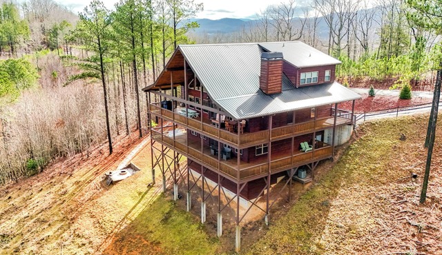 Luxury Blue Ridge Cabin – Mountain Views, Spacious retreat, Hot Tub, Lake