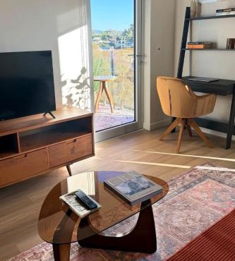 Luxury Designer Hillcrest Apartment with Pool & Gym
