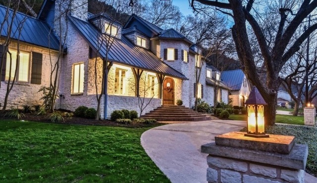 ⭐️Luxury Lake Austin: Pool, Hot Tub, Pizza Oven & Waterfront Dock⭐️