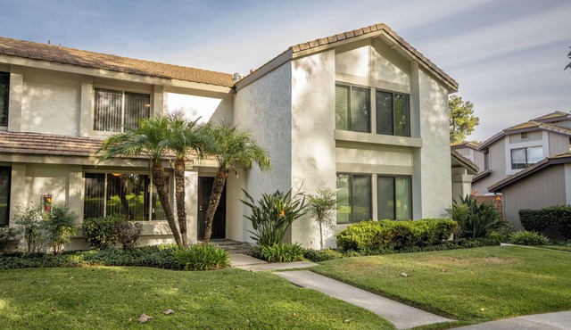 Luxury Townhome on Greenbelt- over a mile of hiking trails - pool and hot tub!