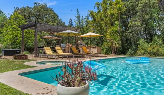 Maacama Pavone, sleeps 6, Pool, Spa, Pizza Oven