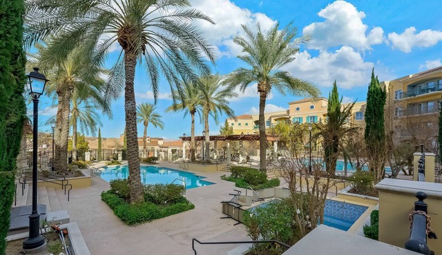 Magical water views of Lake and Pool! 2 Bed/2bath 30 minutes to the strip