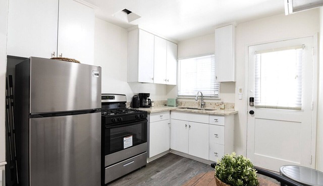 Modern 1BR Apartment Prime Location