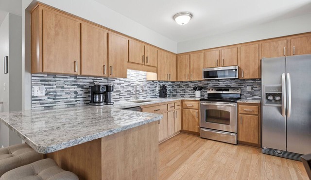 Modern 2nd Floor Duplex w/Fenced Yard, Central to Shopping, Dining & GM Orion