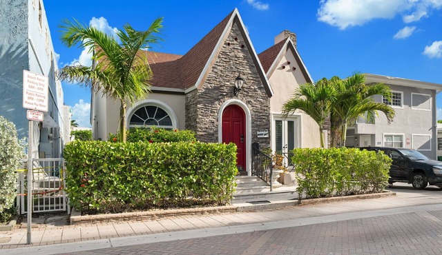 MODERN 3 BEDROOM HOUSE IN HOLLYWOOD BEACH CASTLE