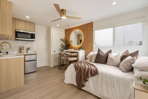 Modern Coastal Studio with Balcony and Parking