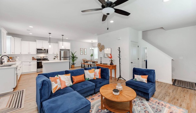 Modern Home-4miles to city-Fully Fenced-Dogs ok!