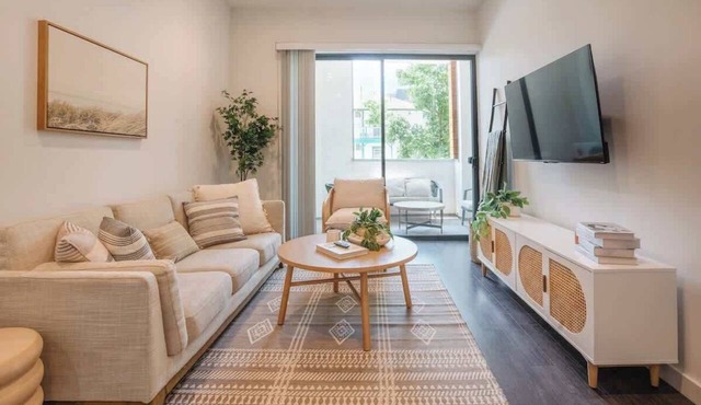Modern Inner City Pad w/Patio | Walk Everywhere!