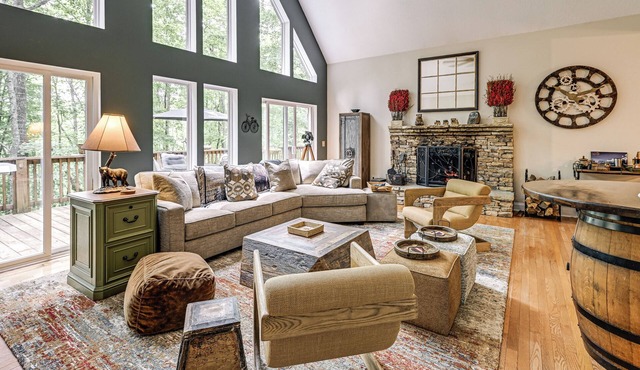 Modern Mountain Zen 3-bed, 3 bath home with creeks