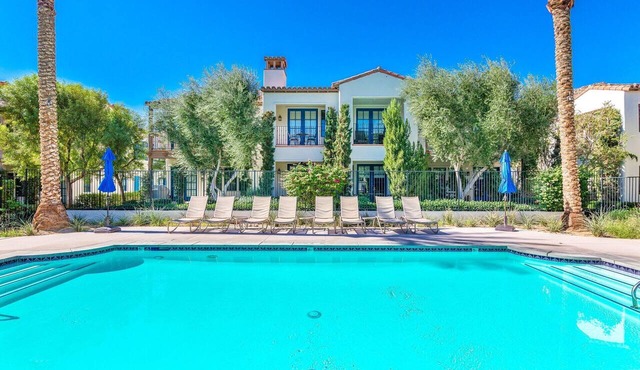 Near Pool! Luxurious Villa Overlooking Pool, Pet Friendly - Upstairs (C65)