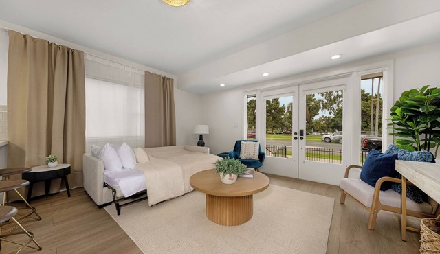 New 2 En Suite Bedrooms, Balboa Park, Lux, 85" TV, Parking!