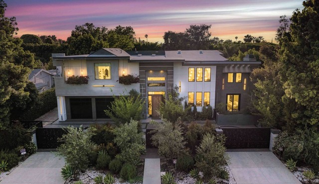 New Gated Modern 6bd/5ba 5,700sf Courtside Estate in Encino w 85ft pool & spa!