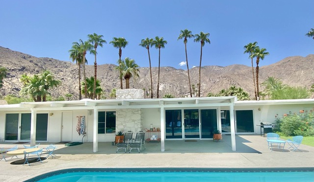New Listing! Stunning Mountain Views and Easy Walk to Downtown