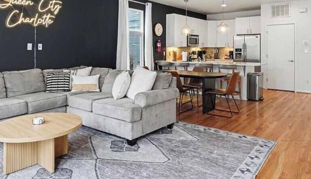 New! Minutes to Uptown CLT w King Suites