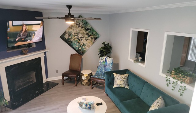 Newly remodeled 2 BR condo minutes to the airport and uptown