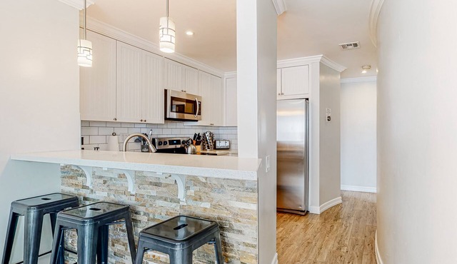 Newly remodeled home w/great location, balcony, bay views, central A/C